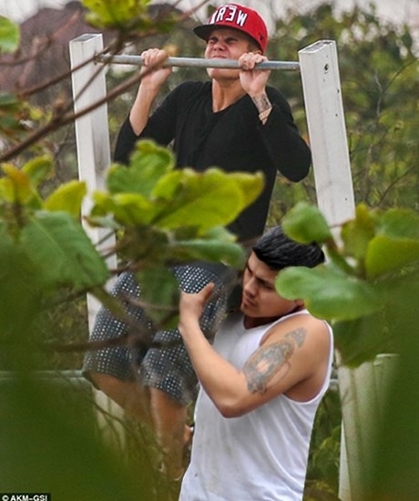 Justin Bieber trying to do a pull-up today
