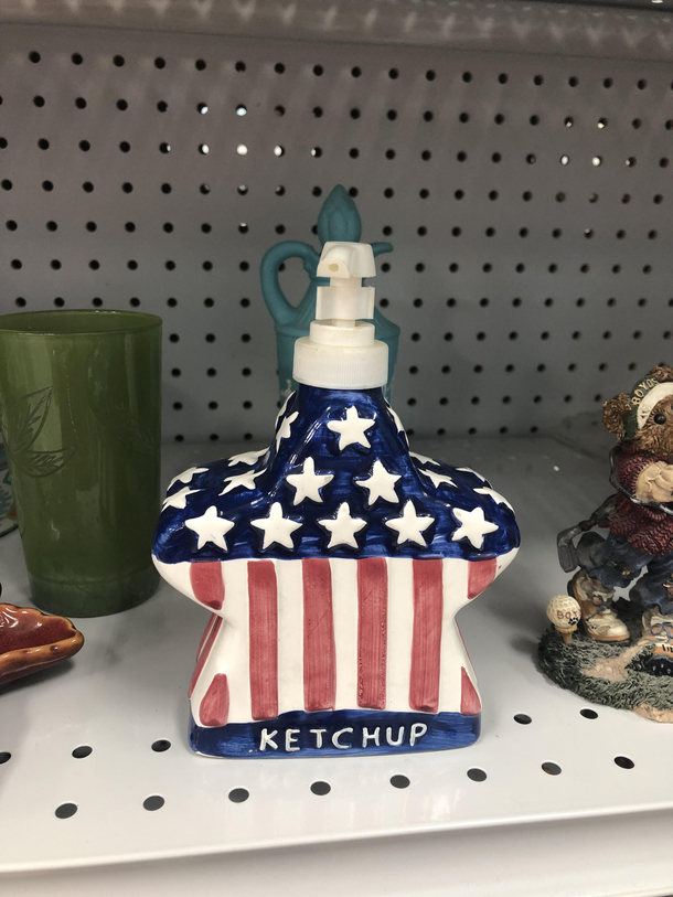Ketchup soap dispenser I found today at a thrift store I dont think it knows what to be