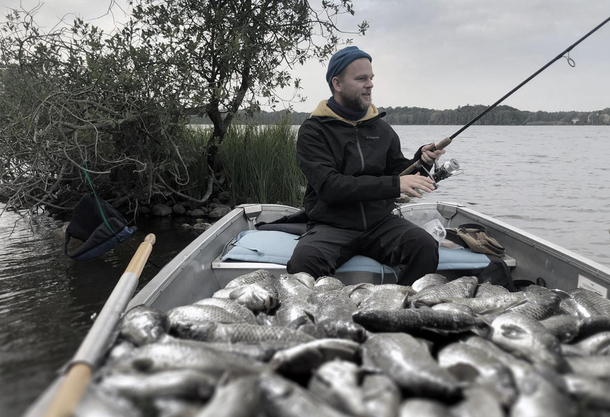 Last weekend me and a friend were fishing almost a whole day Came to the conclusion there werent any fish in lake Told my friend to Photoshop some fisches in the deck Was not disappointed by the result 