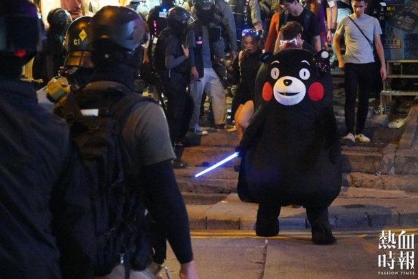 Legendary battle between kumamon and hk police
