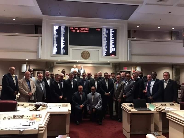 Legislators take a group photo at the worst moment Do you see it