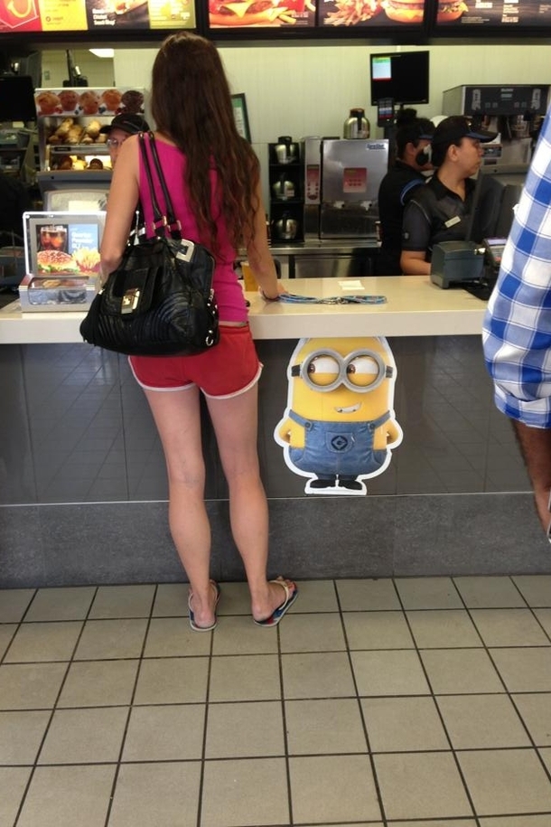 Minion checking out dat ass