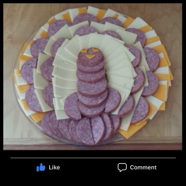 My aunt posted her Thanksgiving meat and cheese platter She says its in the shape of a turkey