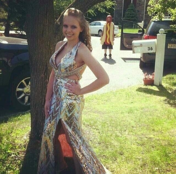 My brother photobombed my cousins prom photo session