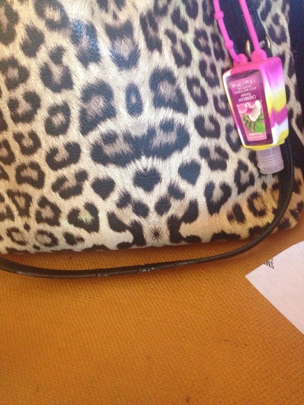 My coworkers leopard print purse has a leopard asshole
