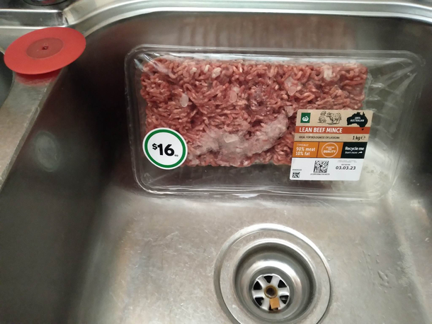 My mums so silly  She had the mince meat defrosting in the sink but she had it sitting flat  I dont think she read it properly It says lean mince beef  So I did it for her