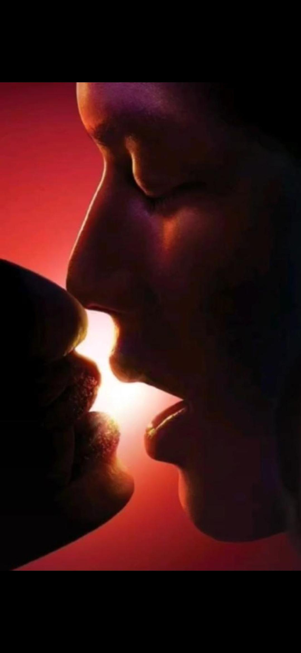 No this isnt a kissing scene - its someone about to eat a burger