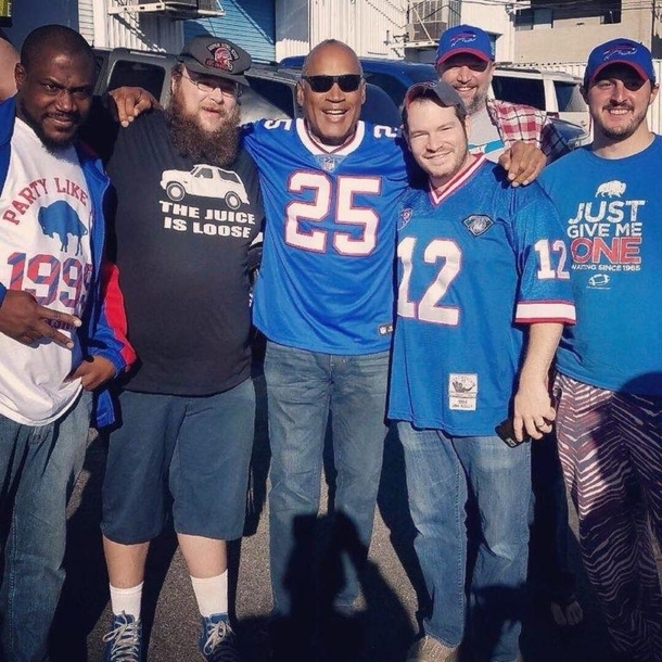 Oj Simpson showed up to the Bills playoff game Some fans took some photos look at the guy on his left
