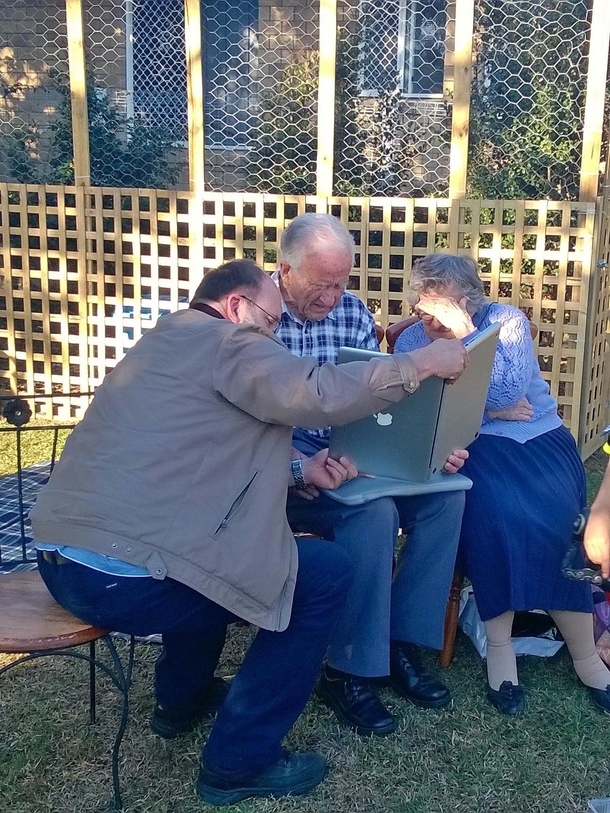 Old people rotating a photo