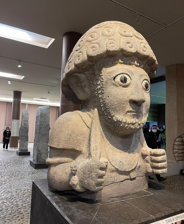 Old statue has seen som shit