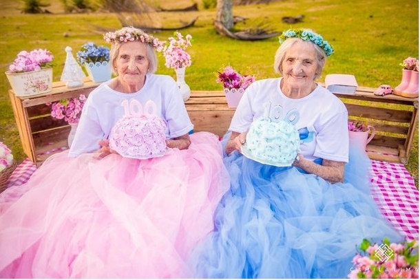 Photographer Captures Twins Celebrating Their th Birthday And The Pics Are Just Too Cute