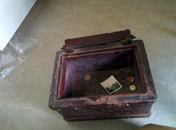 Pic #4 - Girlfriend inherited a house found a mysterious chest