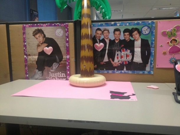 Pic #4 - Workmate is away fixed his desk all pretty