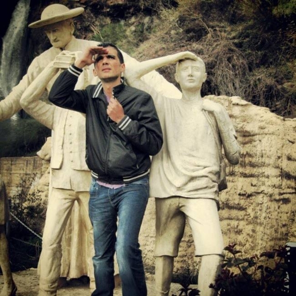 Pic #7 - Statues having fun with people