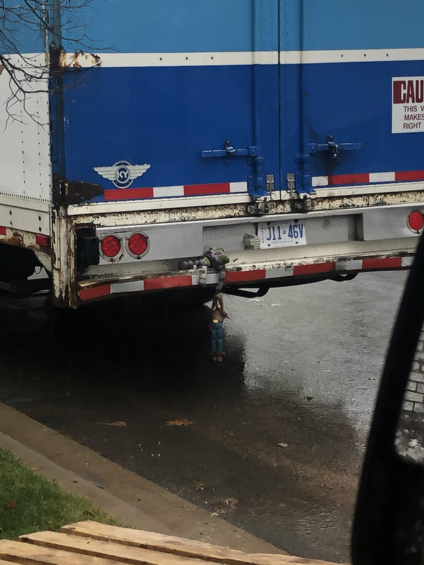 Saw this moving truck today had to look for a minute but this is incredible 