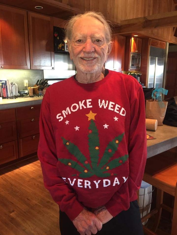 Snoop Dogg gave Willie Nelson this perfect Christmas sweater