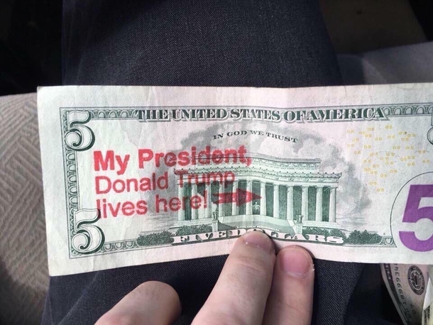 Someone doesnt know what The White House looks like