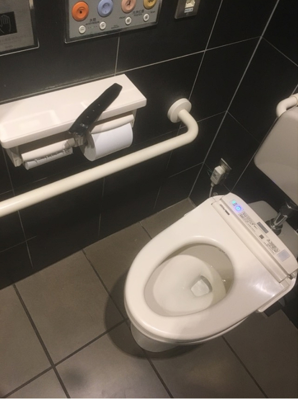 Someone was in a hurry thats an end of a belt