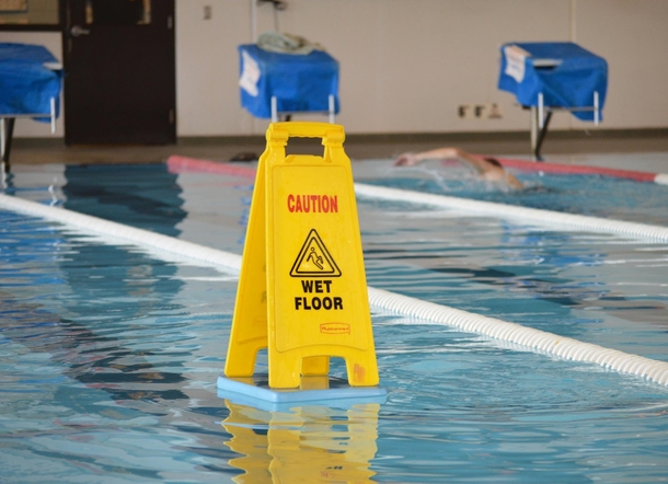 Something just doesnt add up here with this Wet Floor sign