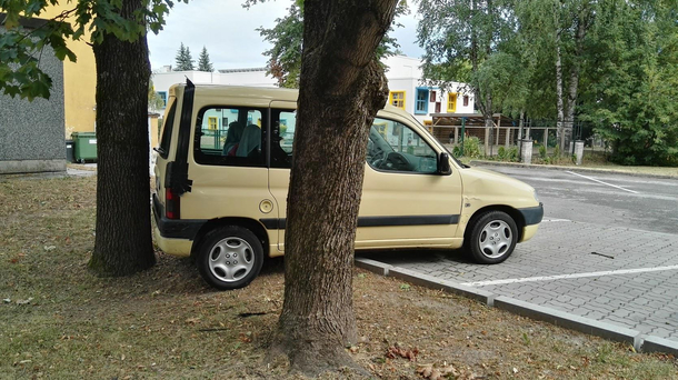 Spotted an easy fix when having trouble locking your trunk D