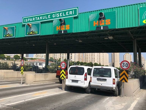Stubborn drivers get stuck at toll gate in Istanbul