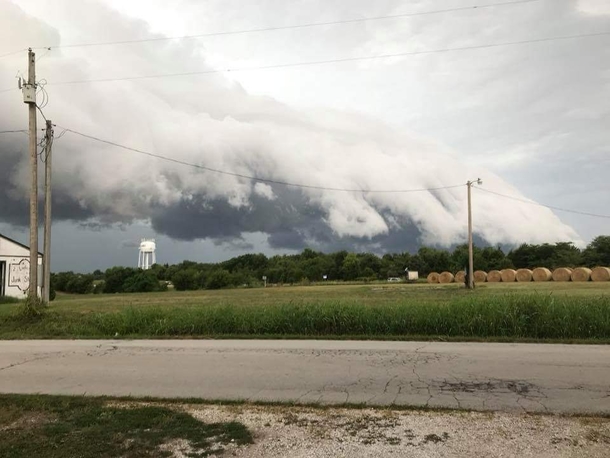 Talk to the hand Earth - God storm front over Springfield MO during last nights Tstorm