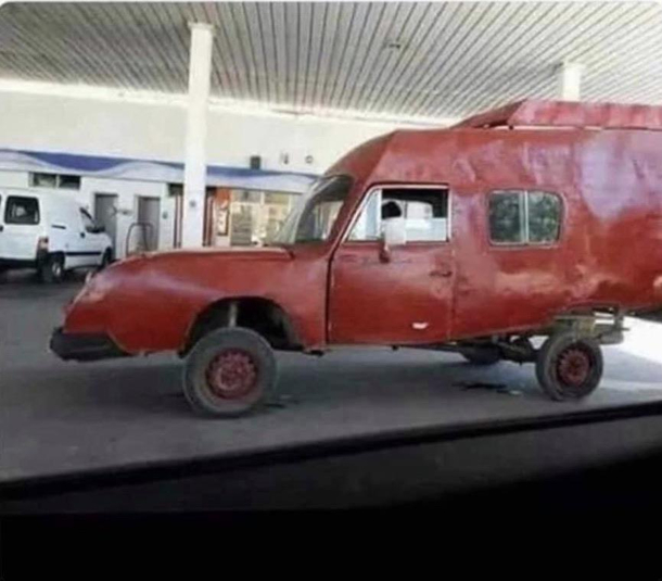 The car I used to draw in kindergarten just pulled into the service station