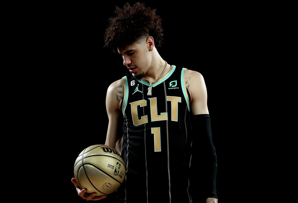 The NBAs Charlotte Hornets alternate uniforms design isinteresting