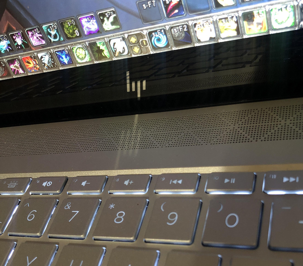 The way the hp logo reflects it looks like its giving me a finger 