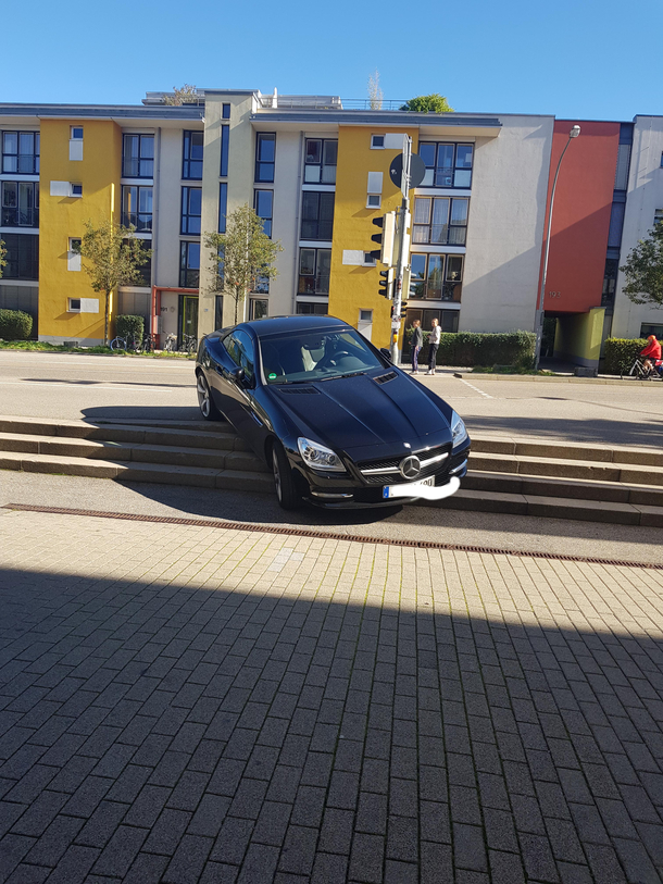 The woman yelled  HEY iTs fOrbIDdeN tO TaKE piCtURes oF mY pRopeRTy - haha what an irony