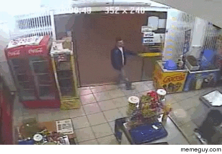 Thief pulls knife in the wrong store