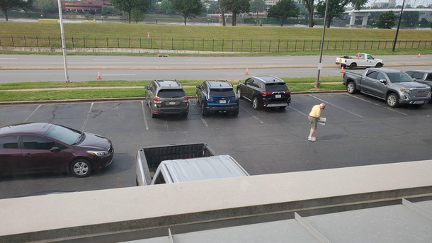 This car was waiting for about  minutes while the old guy was looking at his map