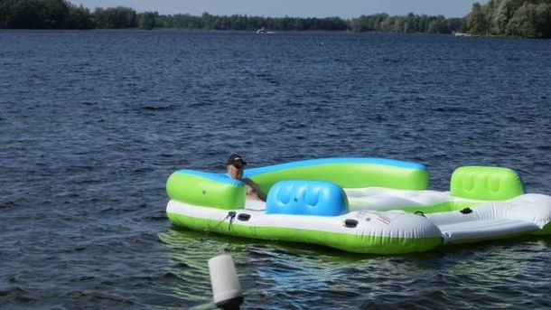 This inflatable thingy is called Party Island population Dad