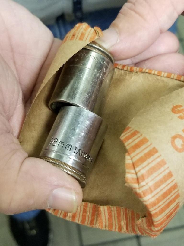 This is how crackhead rolls quarters