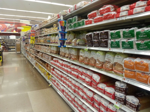 This is what grocery stores in New England look like right now during the snowstorm