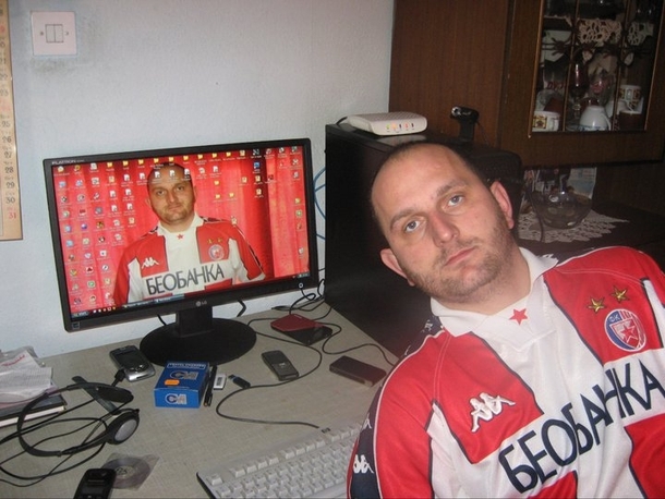 This man knows the proper way to use a desktop wallpaper