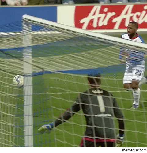 This player does not lose focus of the ball