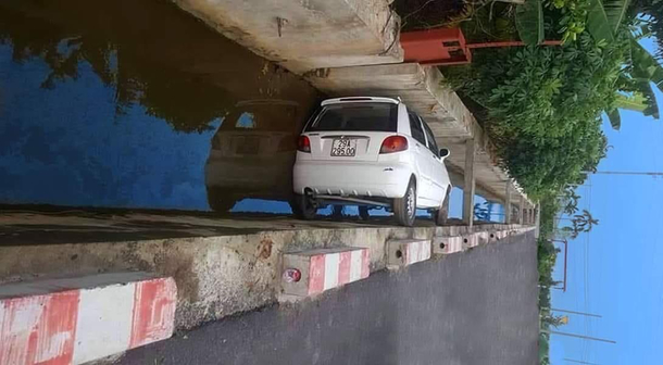 This road looks strange