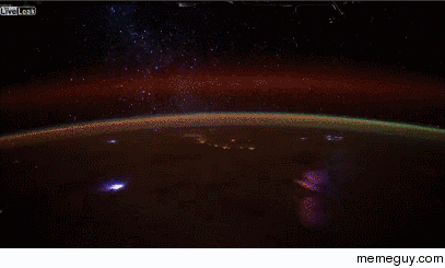 Timelapse from ISS showing Comet Lovejoy