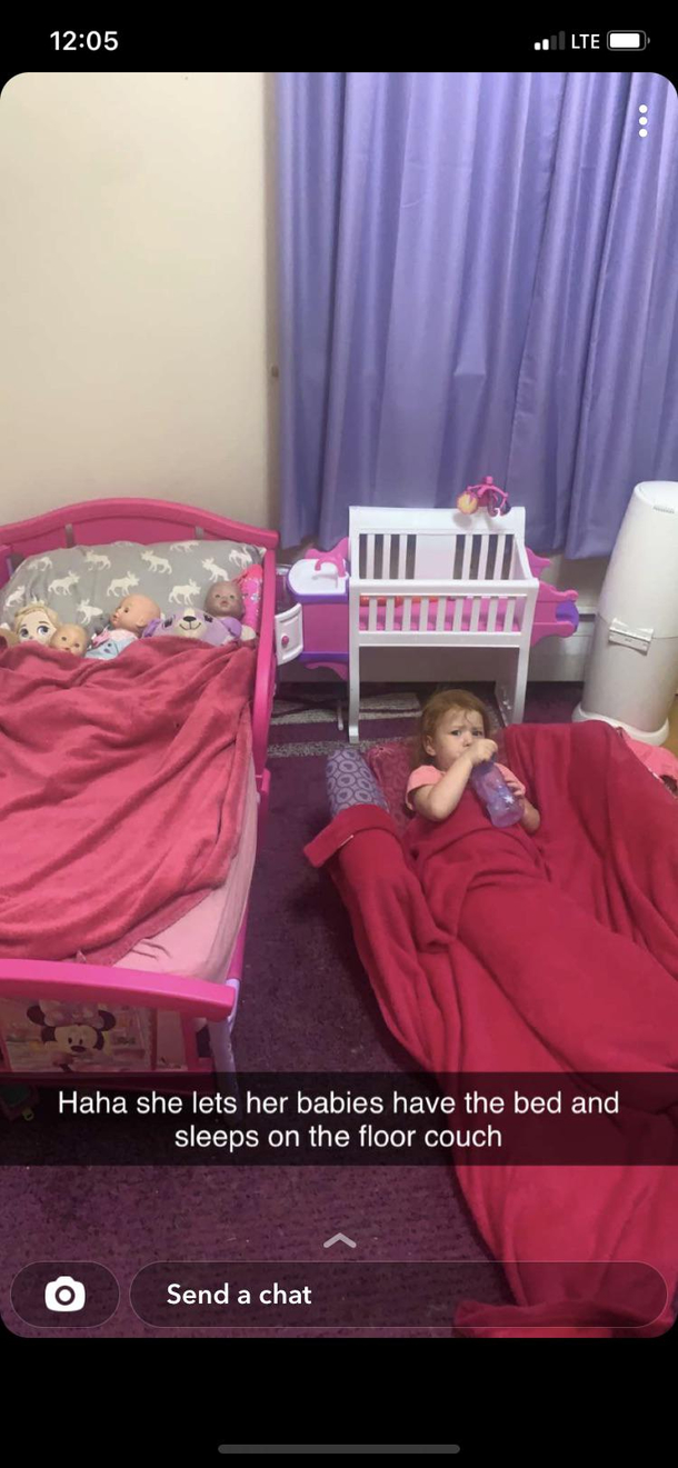 Toddler sleeps on floor after giving bed to her babies