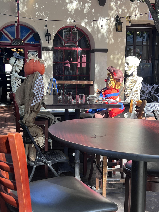 Uff I wont be stopping at this bar it looks like they take their sweet time to brink your drinks