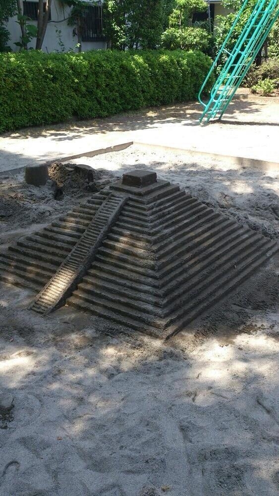 When Mexican kids play in the sandbox