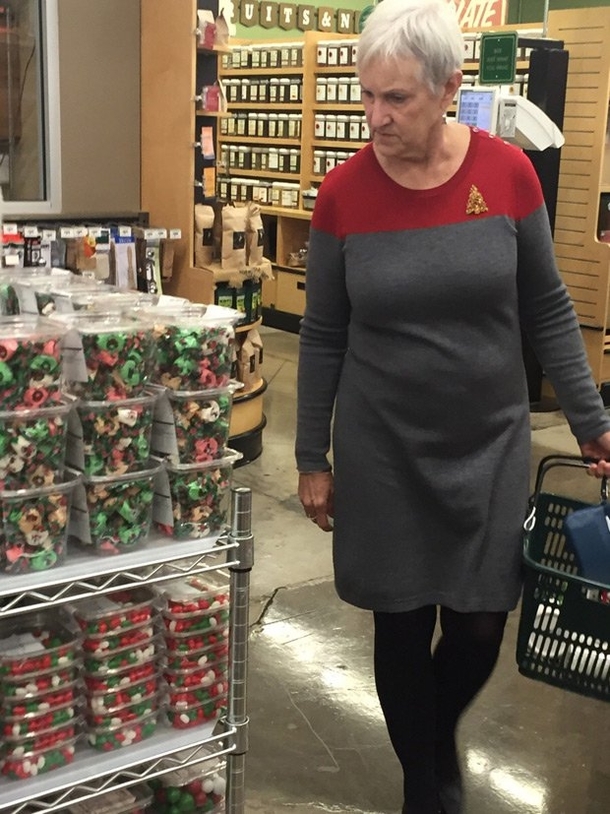 When your Christmas outfit looks like a Starfleet uniform