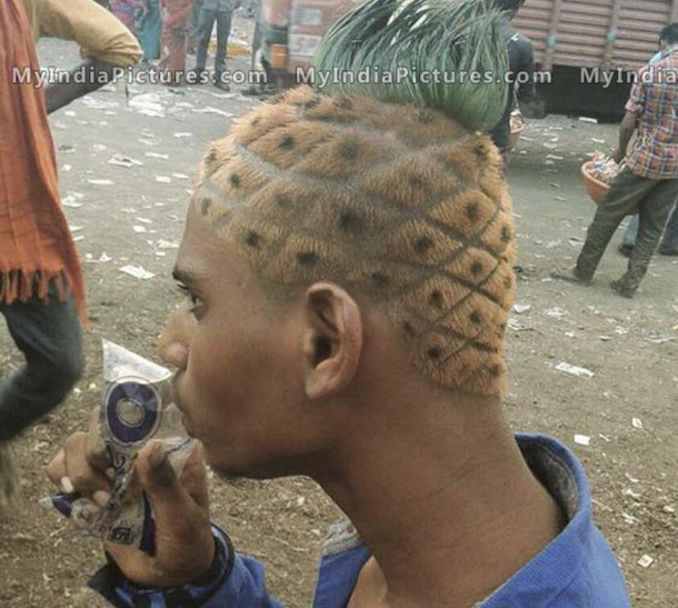 WHO LIVES IN A PINEAPPLE UNDER THR SEA