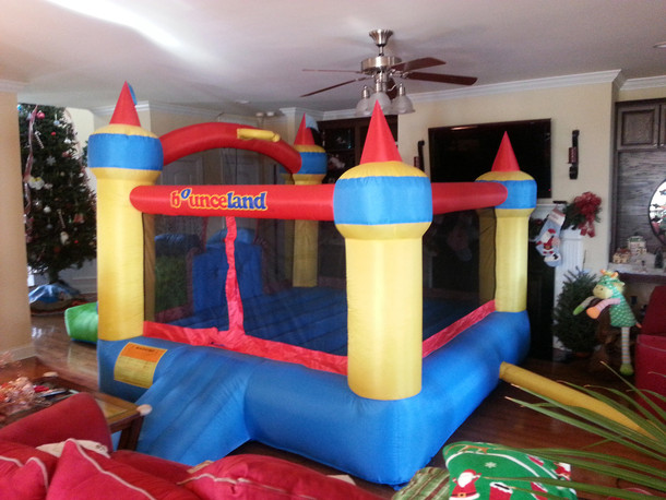 Why our drunk uncle is never allowed back at our house for Christmas Entire family woke up to this