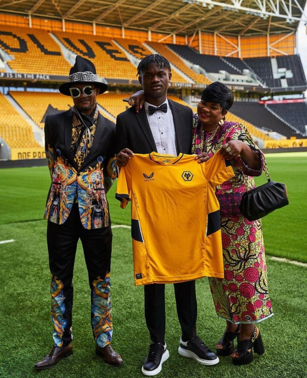Wolves there will be a photo op on the pitch after signing the contract Mabetes dad say no more