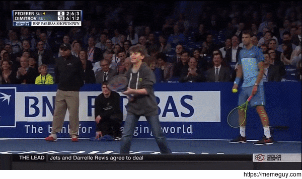 Young tennis fan hits lob over Federer