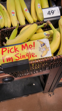 A slightly more than suggestive way to sell bananas