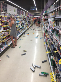 Australian shopper unfazed by M earthquake