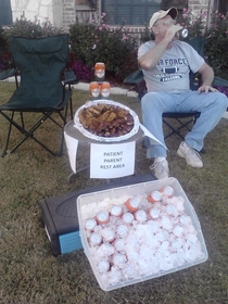 Dad set up a beer amp wing station for parents